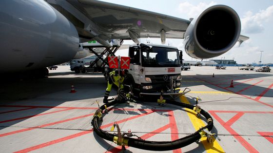 Gli aeroporti europei lanciano l’allarme:
«A corto di carburante entro 20 giorni»