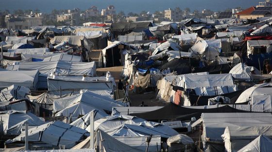 Una distesa di tende disordinata di tende bianche con panni stesi