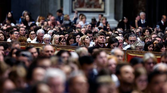 La folla in San Pietro per la preghiera di ieri col Papa