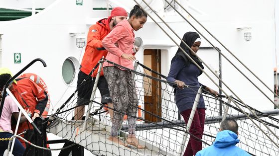 Uno sbarco di migranti a Crotone