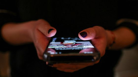 Minori e social: le soluzioni oltre i divieti. «Alleanza tra famiglie, scuola e medici»