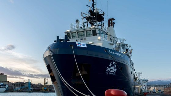 Fermata la nave che aveva soccorso i migranti bloccati sulla piattaforma petrolifera abbandonata