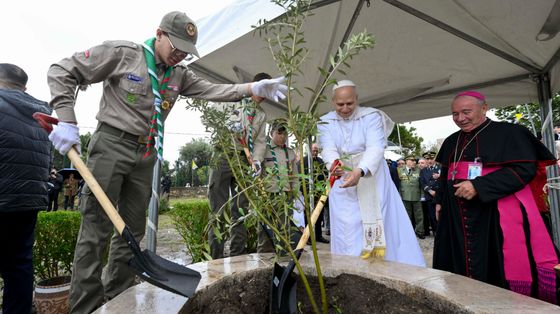 Il Papa sui passi di Agostino: «Dio è straziato dalle guerre e non sta con i prepotenti»
