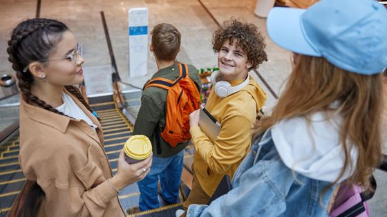 Quando i grandi imitano i giovani
(e più che «cool» diventano «cringe»)