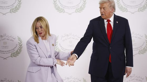 Trump scarica Meloni: «Inaccettabile è lei». E torna ad attaccare il Papa