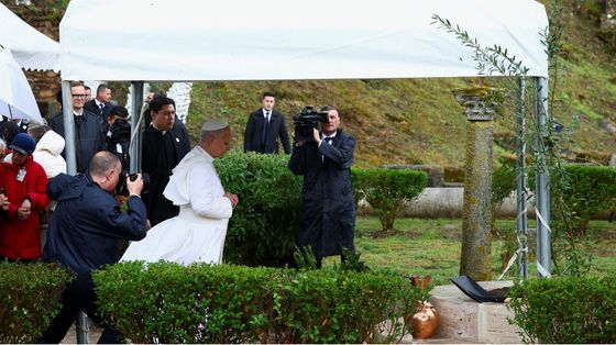 Il Papa sui passi di Agostino: «Dio è straziato dalle guerre e non sta con i prepotenti»