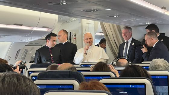 Papa Leone XIV sull'aereo che lo ha portato da Algeri a Yaoundé in Camerun