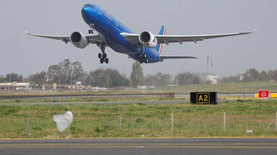 Perché l'Europa rischia davvero di restare a terra: la metà del "jet fuel" arriva dal Golfo