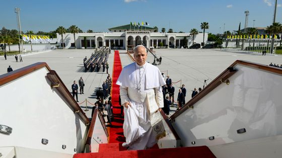 Papa Leone XIV sulla scaletta dell'aereo che lo ha portato da Algeri a Yaoundé in Camerun