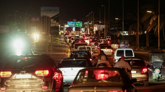 Una strada di Sidone intasata di veicoli mentre gli sfollati tornano alle proprie case dopo l'entrata in vigore di un cessate il fuoco di 10 giorni tra Libano e Israele