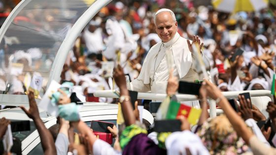 Il Papa in Camerun: «C’è fame di pace. E di quel cibo rubato da chi si ingozza»