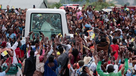 Il congedo del Papa dal Camerun: «Nessuno sia lasciato solo. La fede non separa lo spirituale dal sociale»
