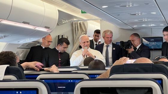 Il Papa parla ai giornalisti sul volo tra Yaoundé e Luanda