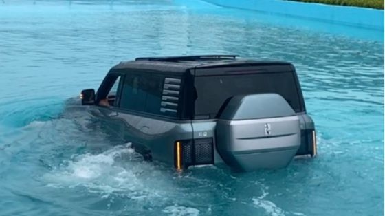 L'incredibile tuffo della Yangwang U8: ora c'è anche l'auto che nuota