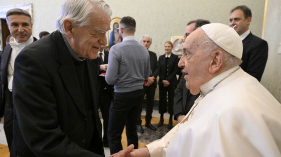 Padre Lombardi ricorda papa Francesco: «Così ha rivoluzionato la comunicazione vaticana»