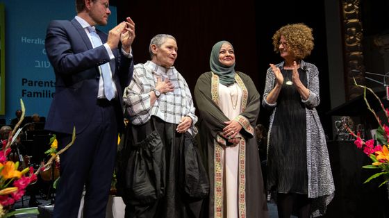 Israeliani e palestinesi sfidano la guerra: «Uniti dal dolore, chiediamo la pace»