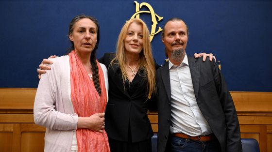 Catherine Birmingham e Nathan Trevallion, i genitori della ''famiglia nel bosco'', con la presidente della Commissione infanzia Michela Vittoria Brambilla