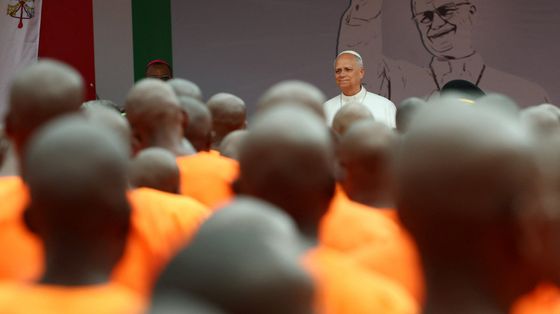 Il Papa fra i carcerati dell’Africa: investire sulla dignità di ogni uomo, basta inique disuguaglianze