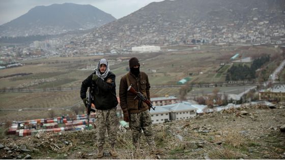 Due giovani con fucili sulle montagne tra Afghanistan e Pakistan