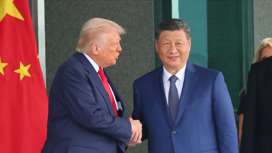 La stretta di mano fra Donald Trump e Xi Jinping in Corea del Sud nel 2025