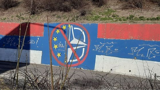 Un murale a Belgrado contro l’Unione Europea e la Nato