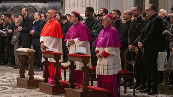 Reina e alcuni ordinandi alla veglia di preghiera per le vocazioni, venerdì in Basilica Lateranense