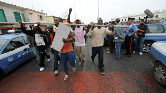 Il no dei vescovi campani al Cpr di Castel Volturno. «Un territorio già mortificato più volte»