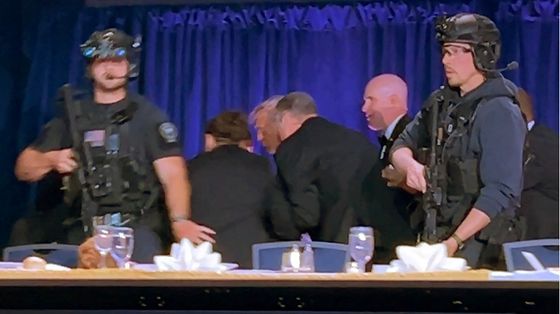 Il momento dell'evacuazione di Trump dopo gli spari al gala dell'Hilton