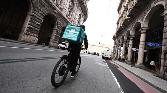 Si lavora di più ma gli stipendi reali sono fermi: così cresce il fenomeno povertà