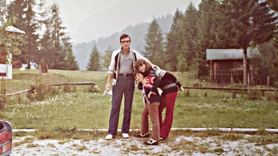 Il direttore dell’Ufficio del Registro di Foggia, Francesco Marcone, assieme ai figli Daniela e Paolo nella foto di famiglia scelta come copertina per il docufilm che racconta la storia del suo omicidio