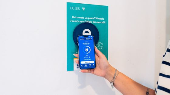 Gli universitari italiani hanno iniziato a vietarsi il cellulare da soli