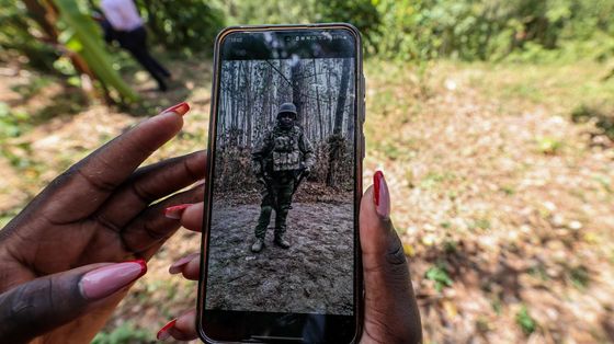 Una foto del kenyano Charles Waithaka Wangari in uniforme russo: uno dei molti giovani africani morti nel conflitto in Ucraina / ANSA