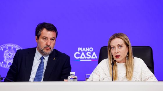 La presidente del Consiglio Giorgia Meloni con il ministro delle Infrastrutture e Trasporti Matteo Salvini durante la conferenza stampa al termine del Consiglio dei Ministri, presso Palazzo Chigi, Roma, 30 aprile 2026/ ANSA