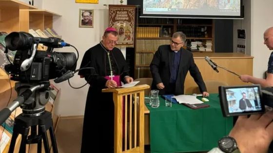 Un'immagine dell'annuncio alla stampa della rinuncia dell'amministratore apostolico