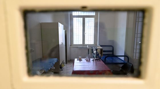 Io, cappellano in carcere e quel frigo negato: se vince la logica della punizione