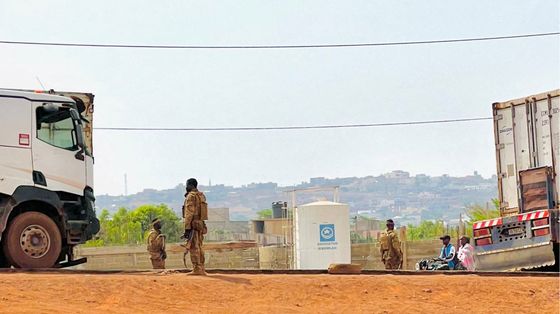 Due militari nella base militare di Kati in mezzo al deserto: un camion arriva
