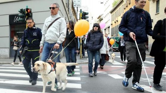 Milano, parcheggi selvaggi. L'appello dell'Unione ciechi: «Più sicurezza per i non vedenti»