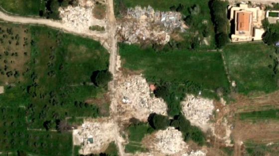 Un'immagine satellitare mostra varie chiazze bianche dove prima c'erano case e infrastrutture