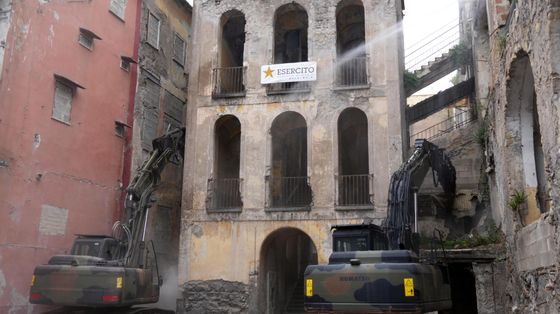 L'inizio dell'abbattimento di Palazzo Fienga a Torre Annunziata (Napoli), 5 maggio 2026