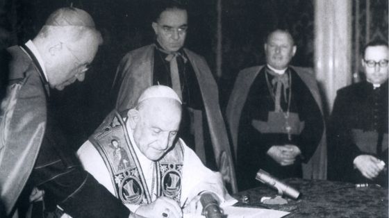 Vaticano, 9 aprile 1963, papa Giovanni XXIII firma l'enciclica "Pacem in Terris" / SICILIANI