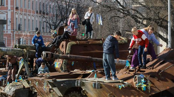 Alcuni bambini giocano su un carro armato russo danneggiatoed espostoa Kiev insieme ad altri mezzi di Mosca, tutti colpiti da attacchi dell’esercito ucraino / Ansa