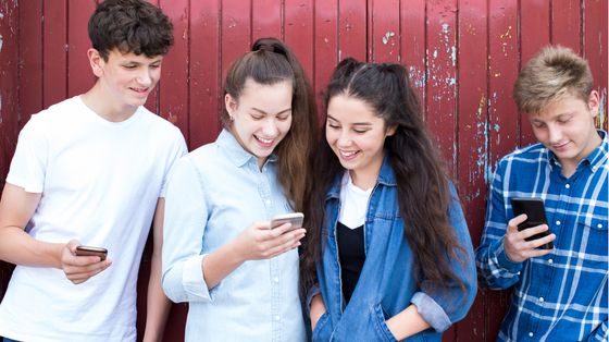 Gravidanze in adolescenza e salute mentale dei giovani, cosa c'entrano gli smartphone