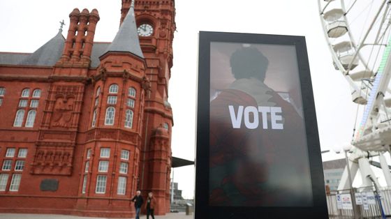 Manifesto elettorale affisso vicino al Senedd, il parlamento gallese, a Cardiff / Reuters