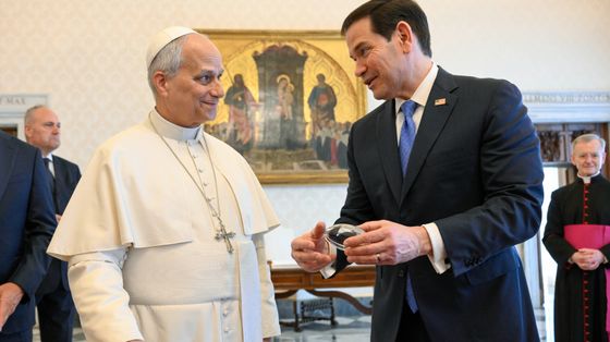 Lo scambio di doni tra il segretario di Stato americano, Marco Rubio, e papa Leone XIV / VATICAN MEDIA