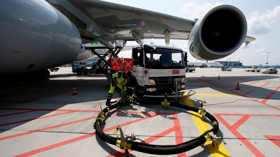 Rimborsi garantiti e supplementi vietati per il jet fuel: la Ue prova ad arginare il caro-voli