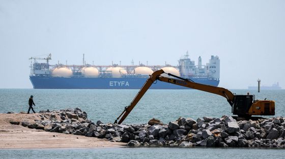 Una nave che trasporta gas liquefatto attraversa lo Stretto di Malacca