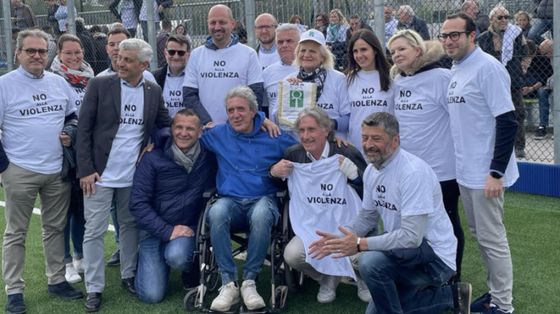 I sindaci della Bergamasca in una manifestazione di solidarietà a Stefano Turchi  nel 2023 / Aisla Bergamo