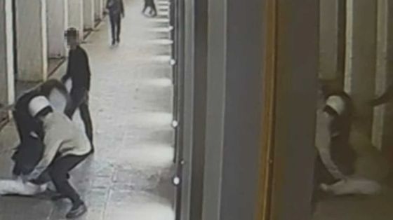 Uno dei momenti della terribile aggressione su Davide ripresa dalle telecamere della zona