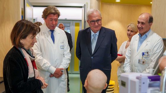 Un momento della visita del ministro nel reparto di oncologia pediatrica. Foto ufficio stampa Gemelli