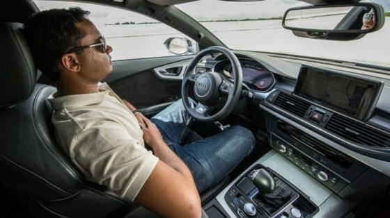 Un'auto a guida autonoma